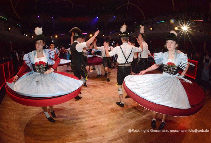 Trachtentanzgruppen im Ballsaal des Oide Wiesn B&uuml;rgerballs (&copy;Foto: Ingrid Grossmann) 